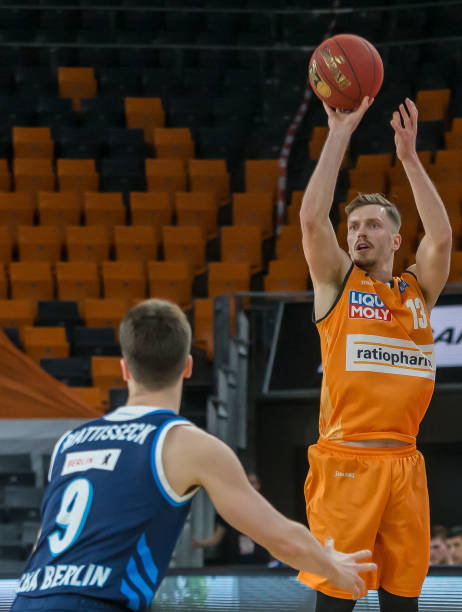 阵中并非首 阵中并非首